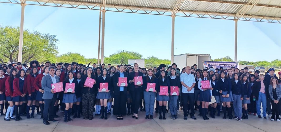 Alumnas de Guadalupe, Ojocaliente y Genaro Codina estudian en el plantel recibieron sus kits de parte del municipio de Guadalupe. Foto: Ayuntamiento de Guadalupe.