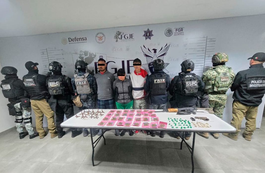 Las autoridades además aseguraron armas de fuego, droga, vehículo y diversos indicios derivados de labores de inteligencia y cateos. Foto: Cortesía