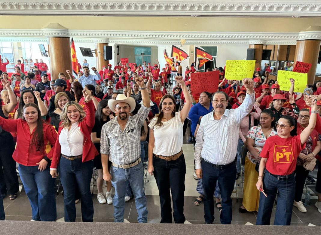 Geovanna Bañuelos resaltó el trabajo de los cuadros que por décadas han militado y han dado rumbo al Partido del Trabajo en El Mineral. Foto: Cortesía.