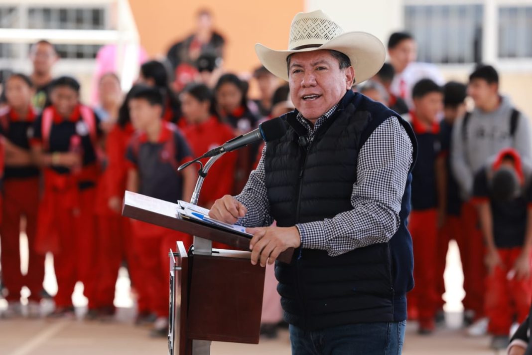 David Monreal entregó las obras. Foto: Godezac.