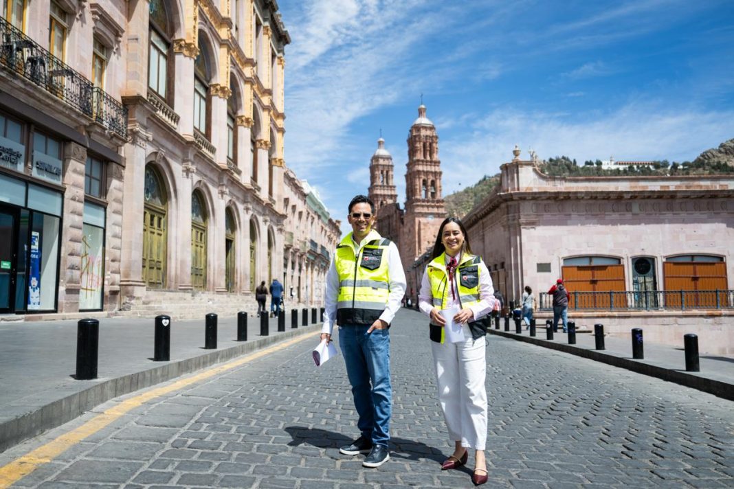 Los secretarios General de Gobierno, Rodrigo Reyes Mugüerza, y de Obras Públicas, Mildret Montes Inchaurregui, realizaron un recorrido. Foto: Godezac.