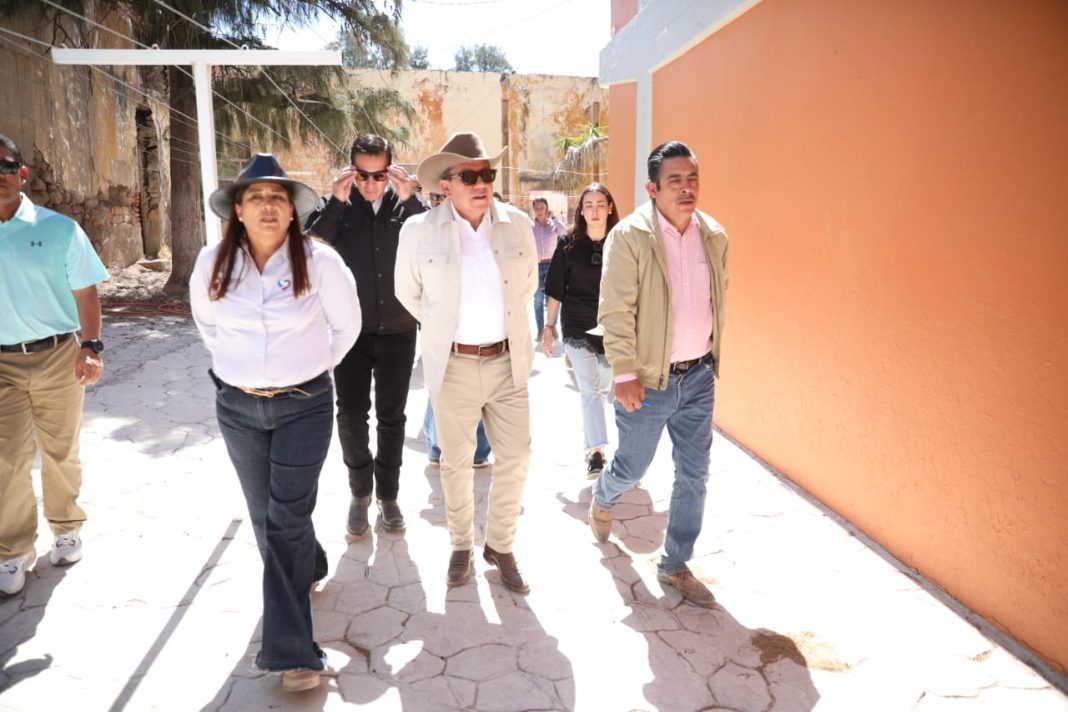 David Monreal Ávila llevó a cabo el recorrido de la obra. Foto: Godezac