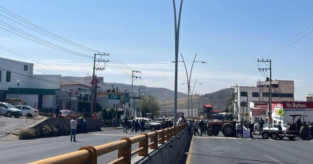 Movilizaciones simultáneas, bloqueos carreteros y señalamientos de riesgo marcan la jornada de exigencias de productores ante autoridades federales y estatales. Foto: Cortesía