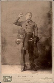 Richard Mansfield alrededor de 1895, representando el doble papel del Dr. Jekyll y el Sr. Hyde