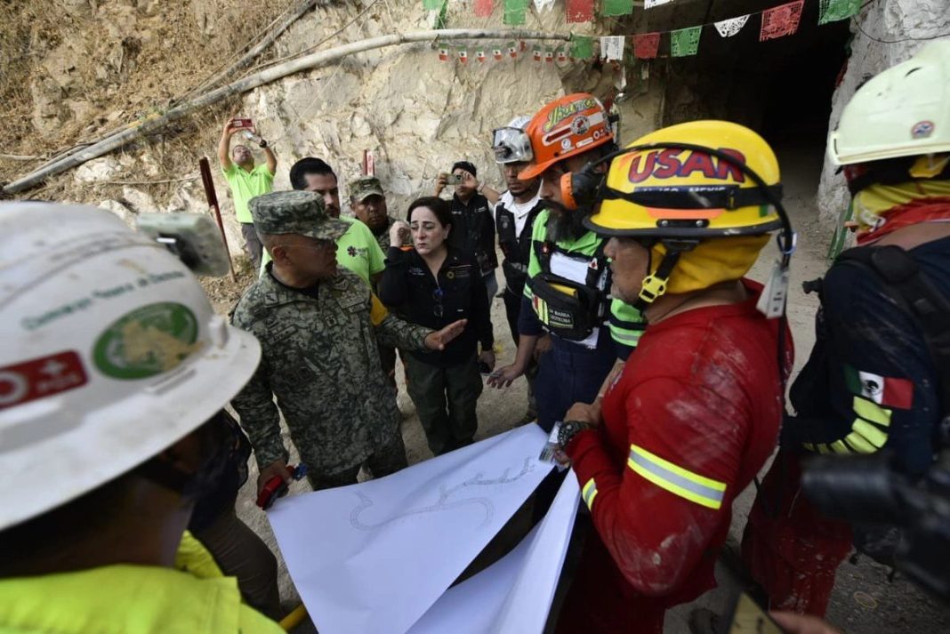 En el lugar, el equipo de buzos y rescatistas continúan con las labores para sacarlo a la superficie. Foto Protección Civil Jalisco