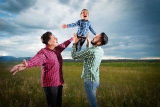 Alan Alacántara, Daniel Vela y Emi. Primer familia homoparental en conseguir adopción en León Guanajuato. Foto: Lizeth Arauz / XquendaFoto