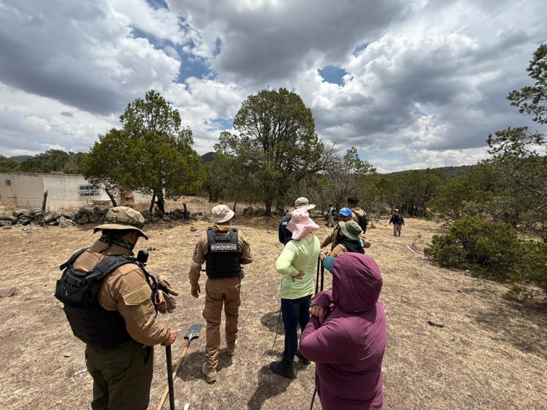 Con el apoyo de drones y georadares, las autoridades recorrieron predios de la comunidad El Roble. Foto: Godezac.