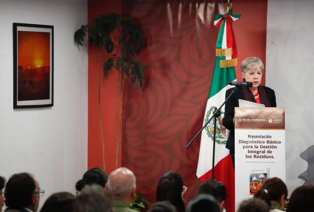 La titular de la Semarnat, Alicia Bárcena, durante la presentación del Diagnóstico Básico para la Gestión Integral de los Residuos, donde anunció que la dependencia no aprobará el megaproyecto 