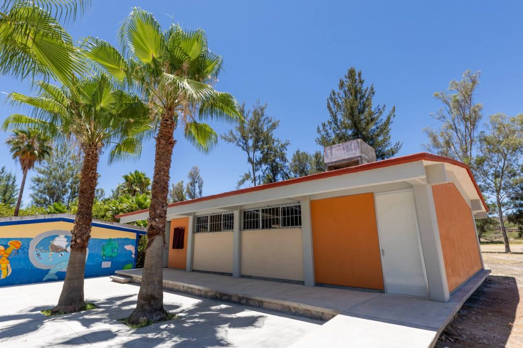 Construyen aula de usos múltiples, red eléctrica, plaza y andador en beneficio de 234 estudiantes. Foto: Godezac.
