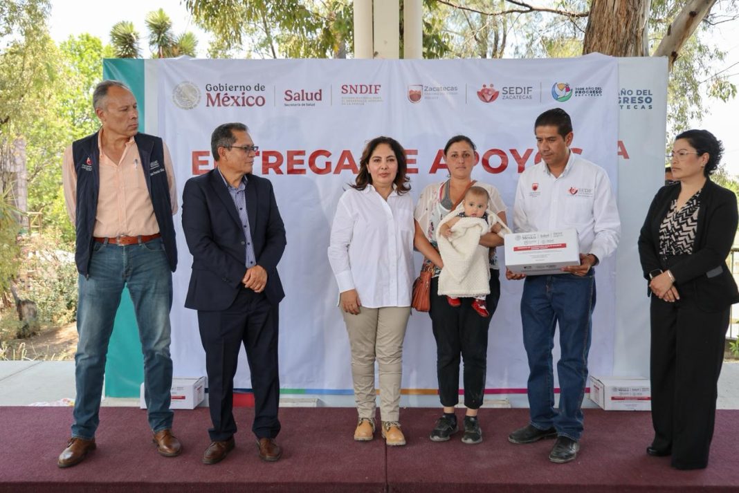 Sara Hernández de Monreal entregó de manera simbólica estos apoyos a familias de atención prioritaria. Foto: Godezac.