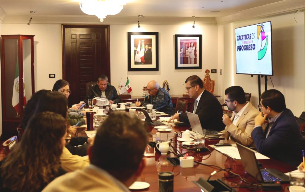 David Monreal encabezó un encuentro con representantes del sector e integrantes de la Mesa de Construcción de Paz. Foto: Cortesía.
