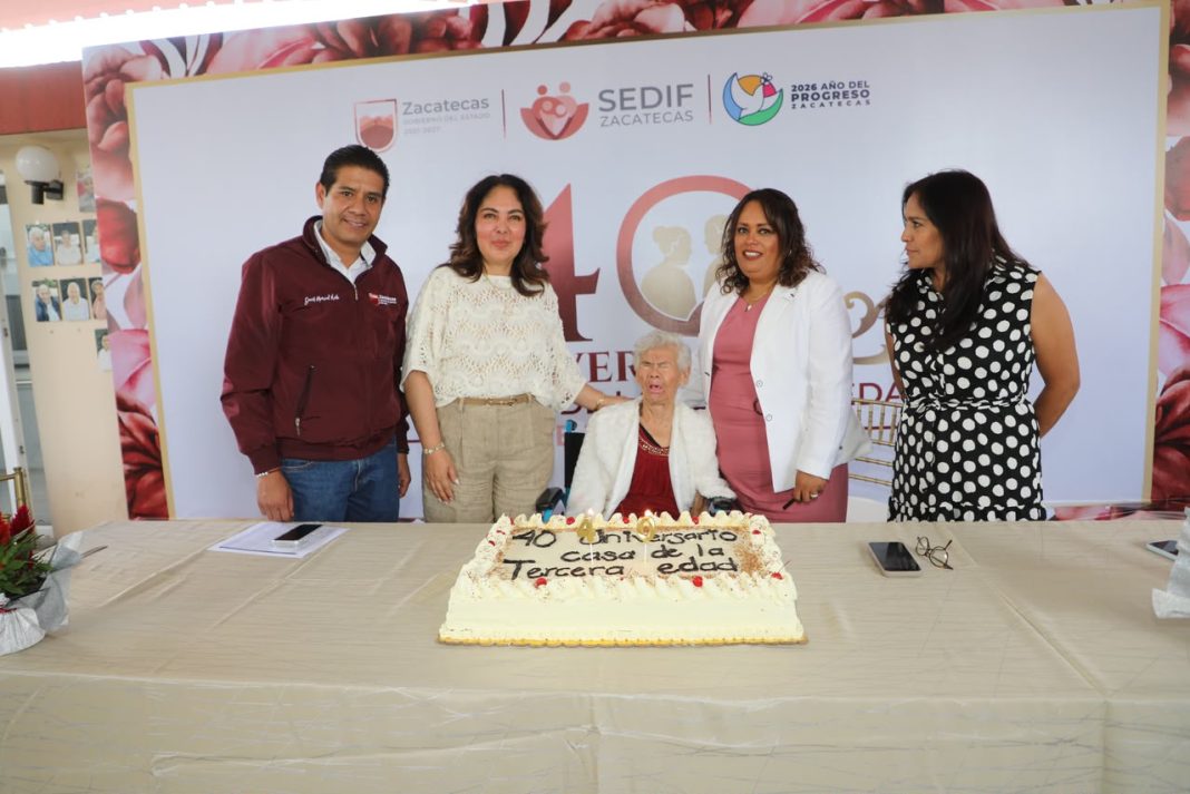 Sara Hernández de Monreal convivió con las y los residentes, durante los festejos. Foto: Godezac.