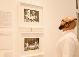 Ernesto Martínez Cuéllar (Director del Instituto Municipal de la Cultura y las Artes de Playa del Carmen) viendo fotos de La Perricholi y escuchando la música de la obra.
