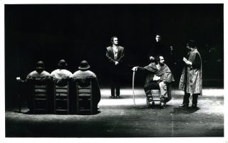 Fotografía de Los Carvajales. Escena colectiva con Óscar Narvaéz sentado de frente. Con autorización del Archivo de la maestra Rosenda Monteros.