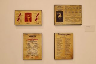 Placas. Para la exposición hicimos ampliaciones de las placas para facilitar la lectura, ya que las originales son piezas de latón pequeñas. Del archivo de Llever Aiza.