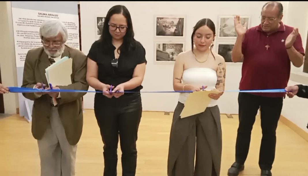 La exposición construye una narrativa visual que transita entre la memoria, el dolor y la reconstrucción personal. Foto: Cortesía.
