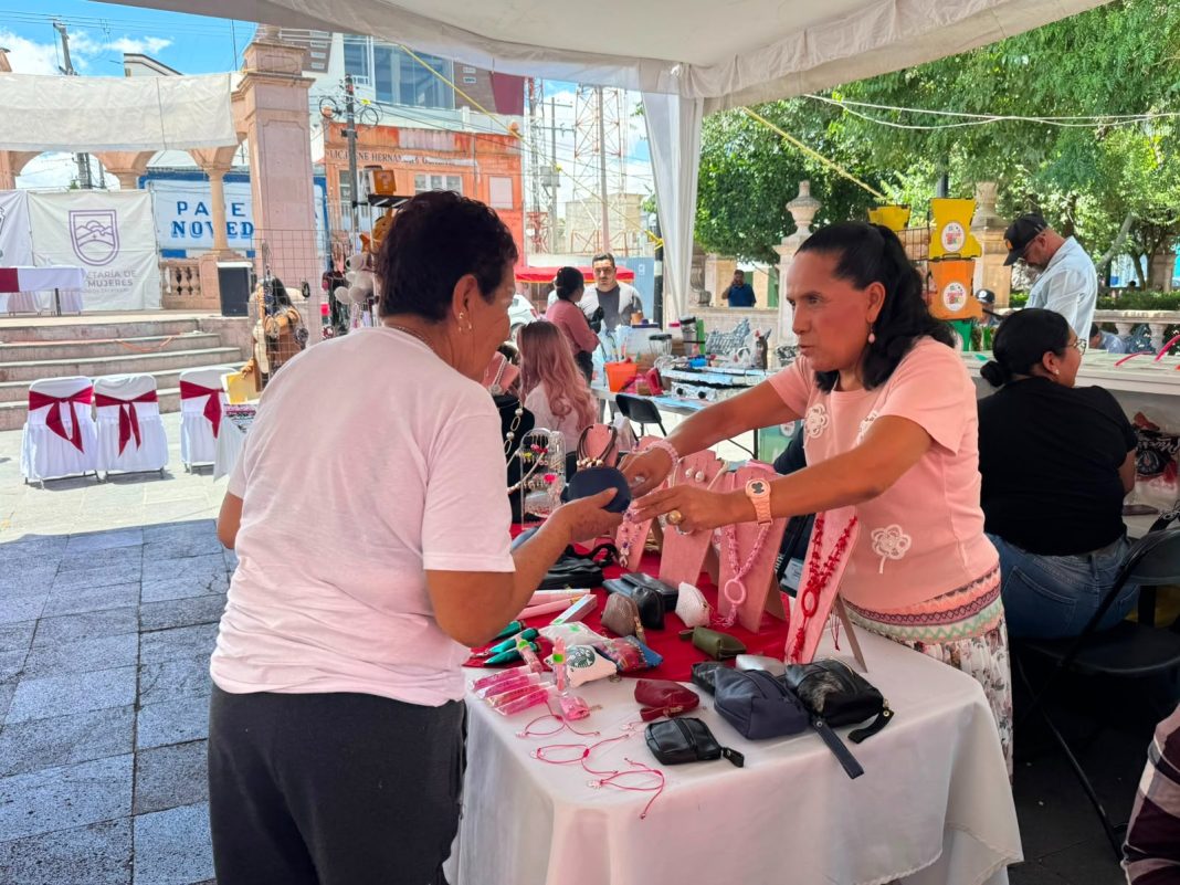 En el encuentro hubo espacios para el intercambio de experiencias y la promoción de sus productos artesanales. Foto: Godezac.