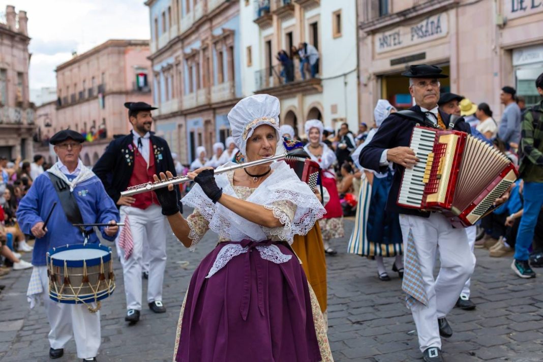 El festival abrió sus actividades con un nutrido contingente integrado por compañías de danza, músicos y representantes de seis países. Foto: Godezac