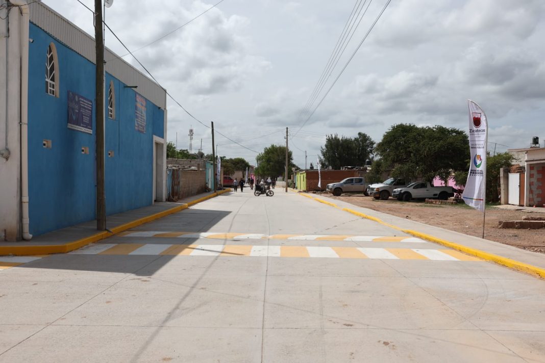 Pavimentan con concreto hidráulico las calles Adolfo López Mateos y 5 de Mayo. Foto: Godezac