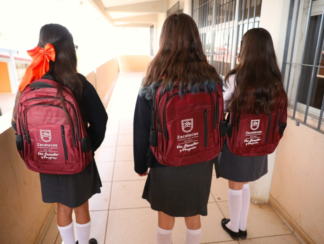 Godezac destinó más de 183 millones de pesos para la entrega de mochilas y útiles escolares. Foto: Godezac.
