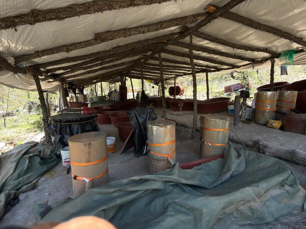 : El sitio contaba con una cocina a campo abierto y equipo utilizado presuntamente para el procesamiento de sustancias ilícitas. Foto: Cortesía