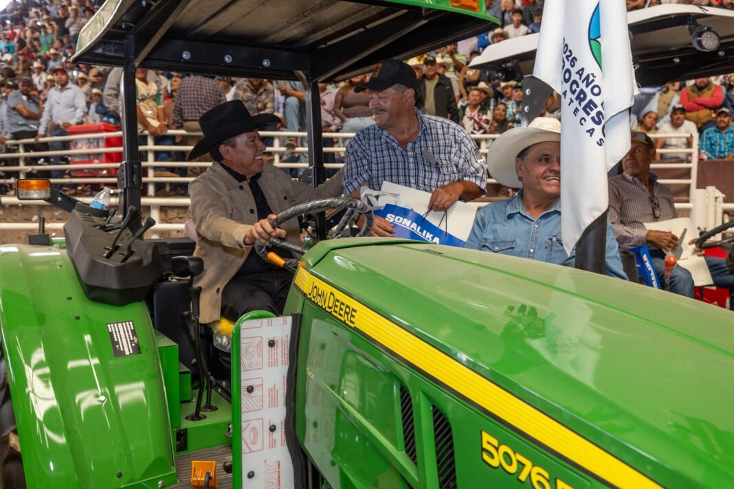 El mandatario refrendó el compromiso de fortalecer al campo a través de subsidios económicos y la entrega de implementos agrícolas. Foto: Godezac.