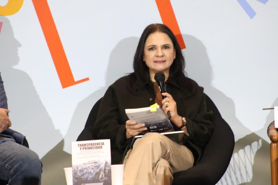 Presentó su libro Transparencia y privacidad en tiempos de la inteligencia artificial en la Feria Internacional del Libro de Monterrey. Foto: Cortesía
