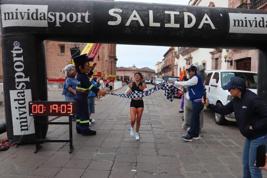 Paula Vaquera Cervantes y Tirzo Efraín Resendez conquistan el primer lugar de la Carrera